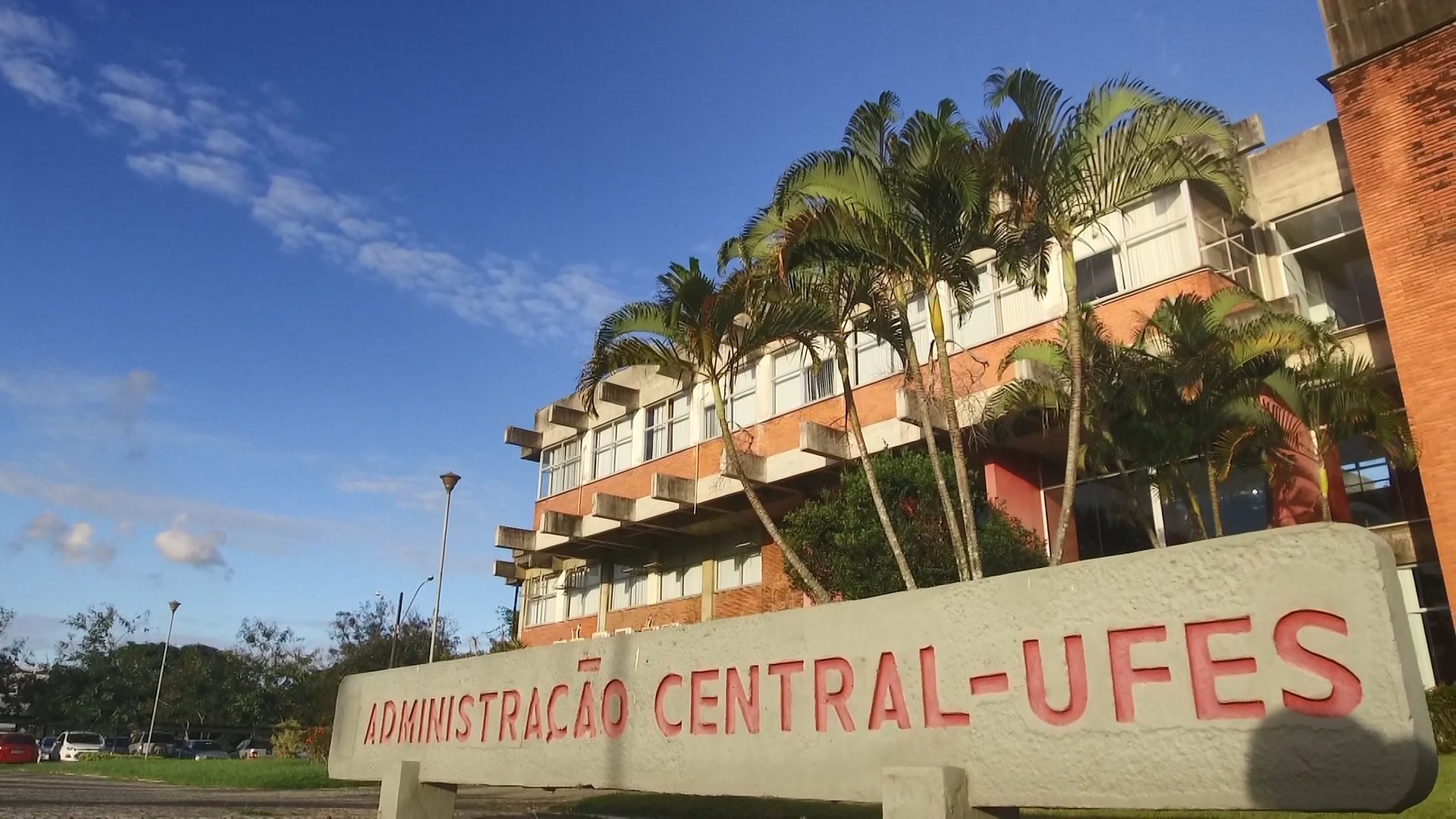 Ufes oferece vagas para professores com salários de até R$ 9,5 mil
