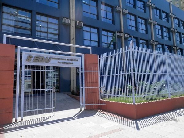 Sedu multa duas empreiteiras em R$ 972 mil por obras paradas em escolas do ES