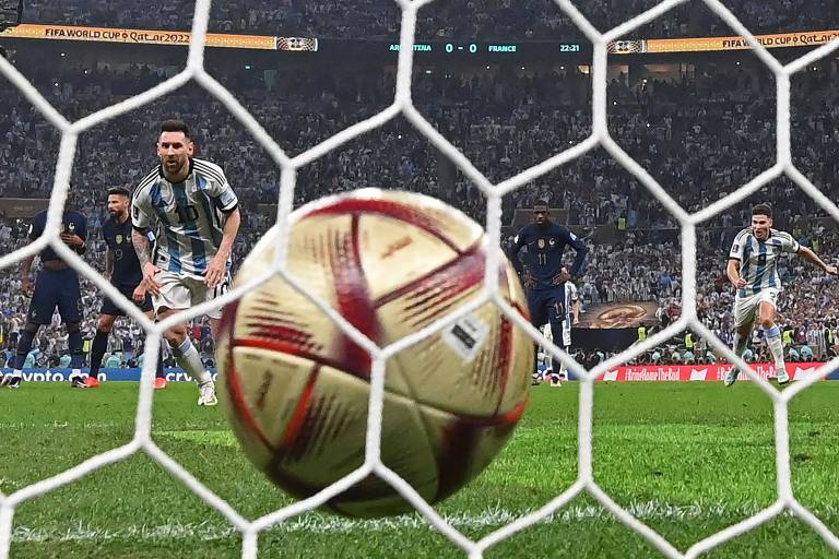 Lionel Messi em campo com a camisa da seleção argentina