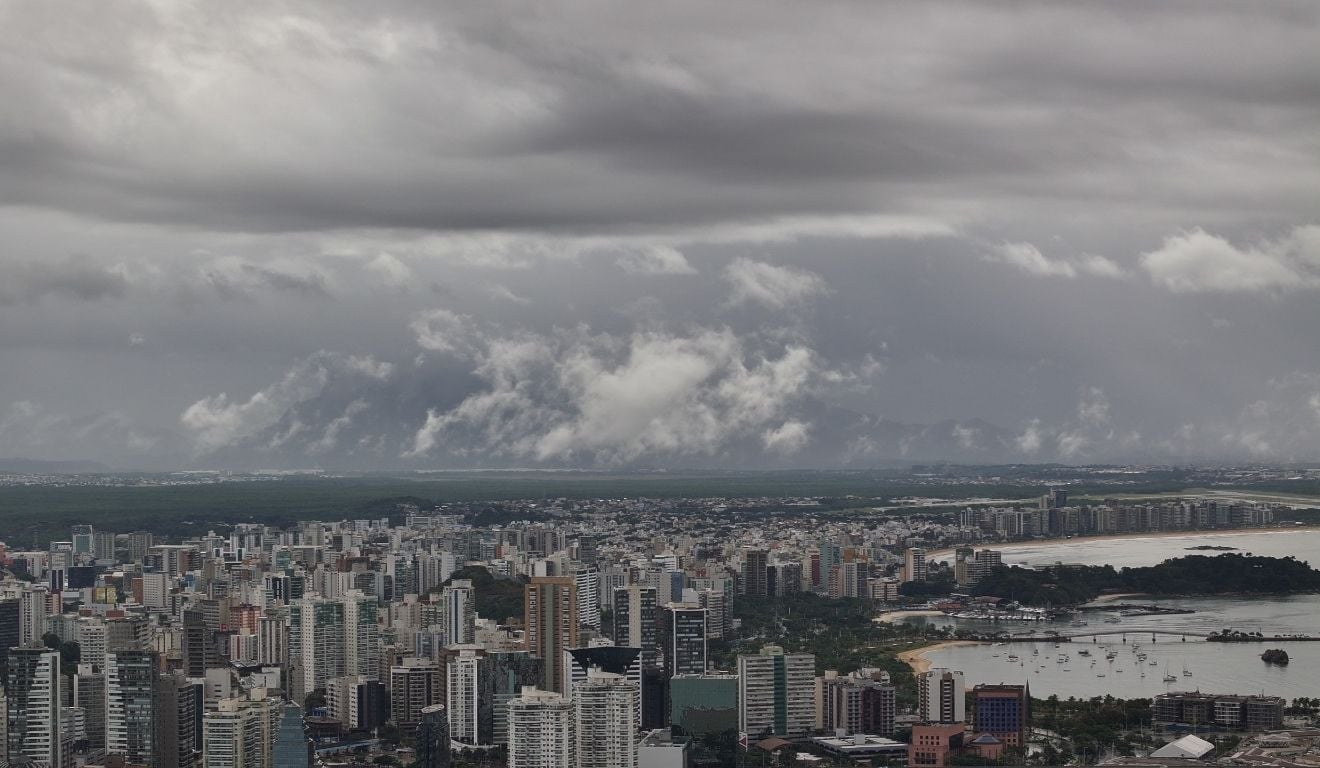 Frente fria mantém ventos e chuva no ES; frio persiste