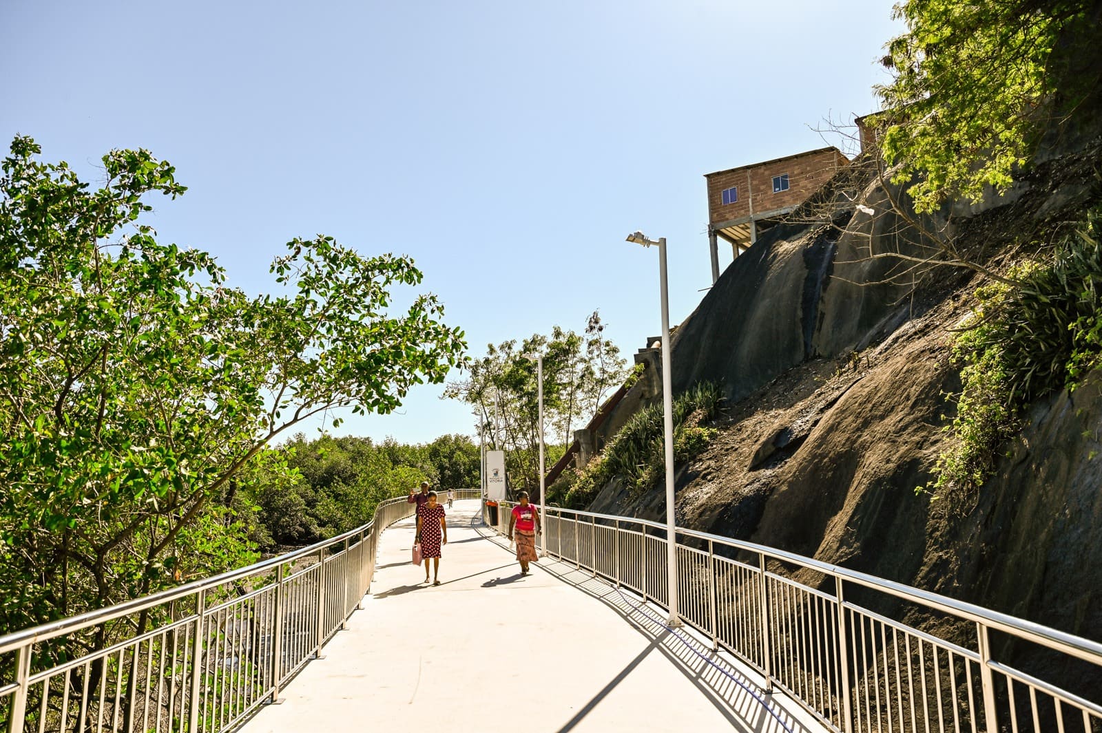 Vista do novo trecho revitalizado da orla de São Pedro com ciclovias e áreas de lazer.