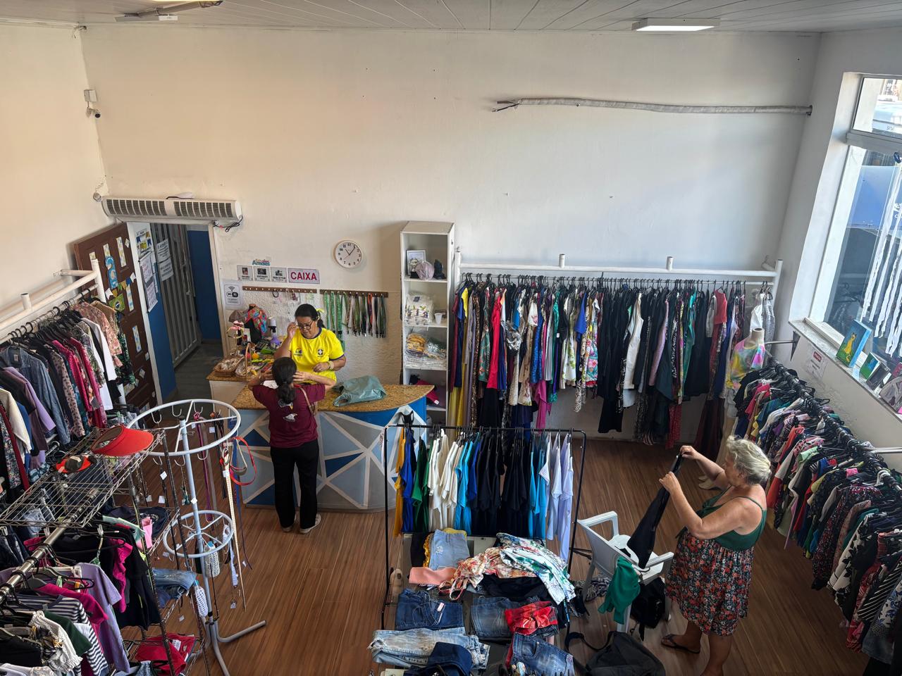 Solidariedade que cabe no bolso movimenta bazar da Amaes