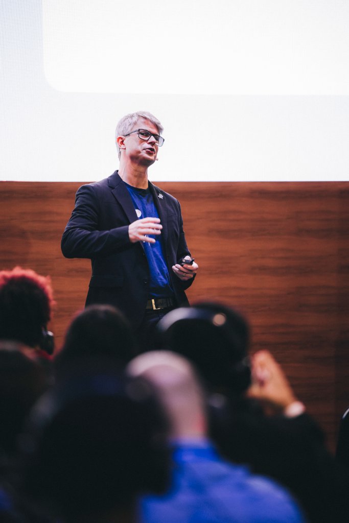 Guilherme Dornelas palestrando no Agentforce World Tour São Paulo 2026
