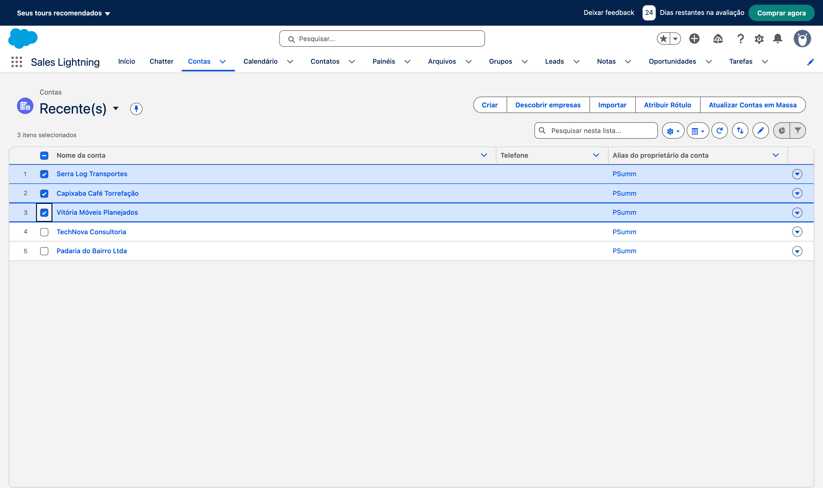 List view de Contas com três registros selecionados e a ação em massa Atualizar Contas em Massa na barra de botões